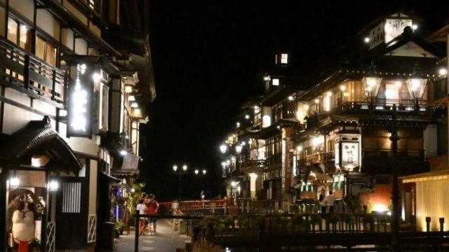 銀山温泉の情緒溢れる夜の街並み Nonoguni Travel
